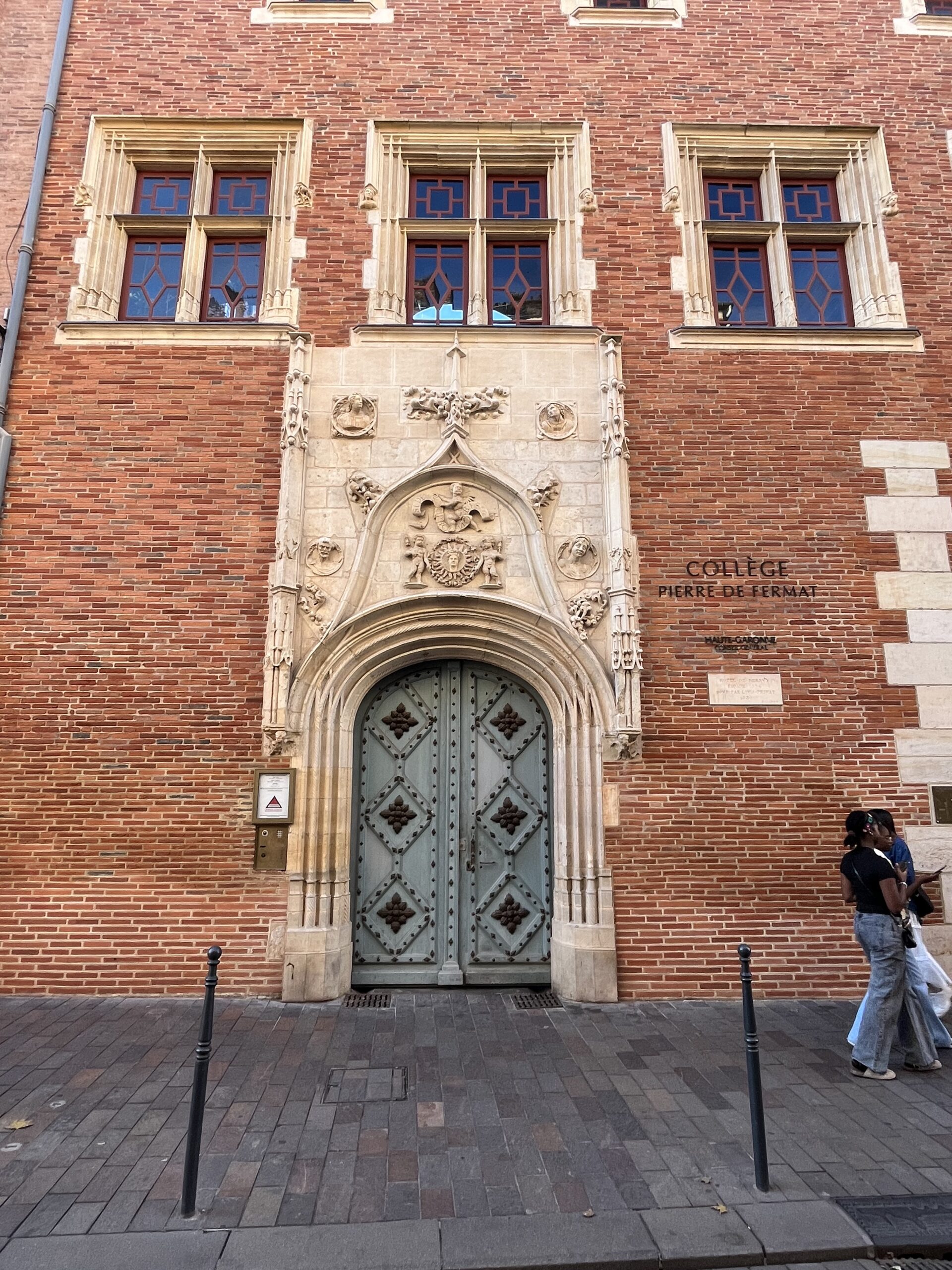 IMG_6475 adolescent anxieux devant une école, symbole du refus scolaire anxieux