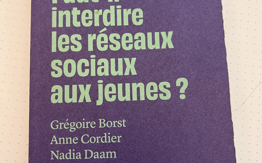 Couverture du livre « Faut-il interdire les réseaux sociaux aux jeunes ? » de Grégoire Borst, analyse scientifique de l’impact des écrans sur les adolescents
