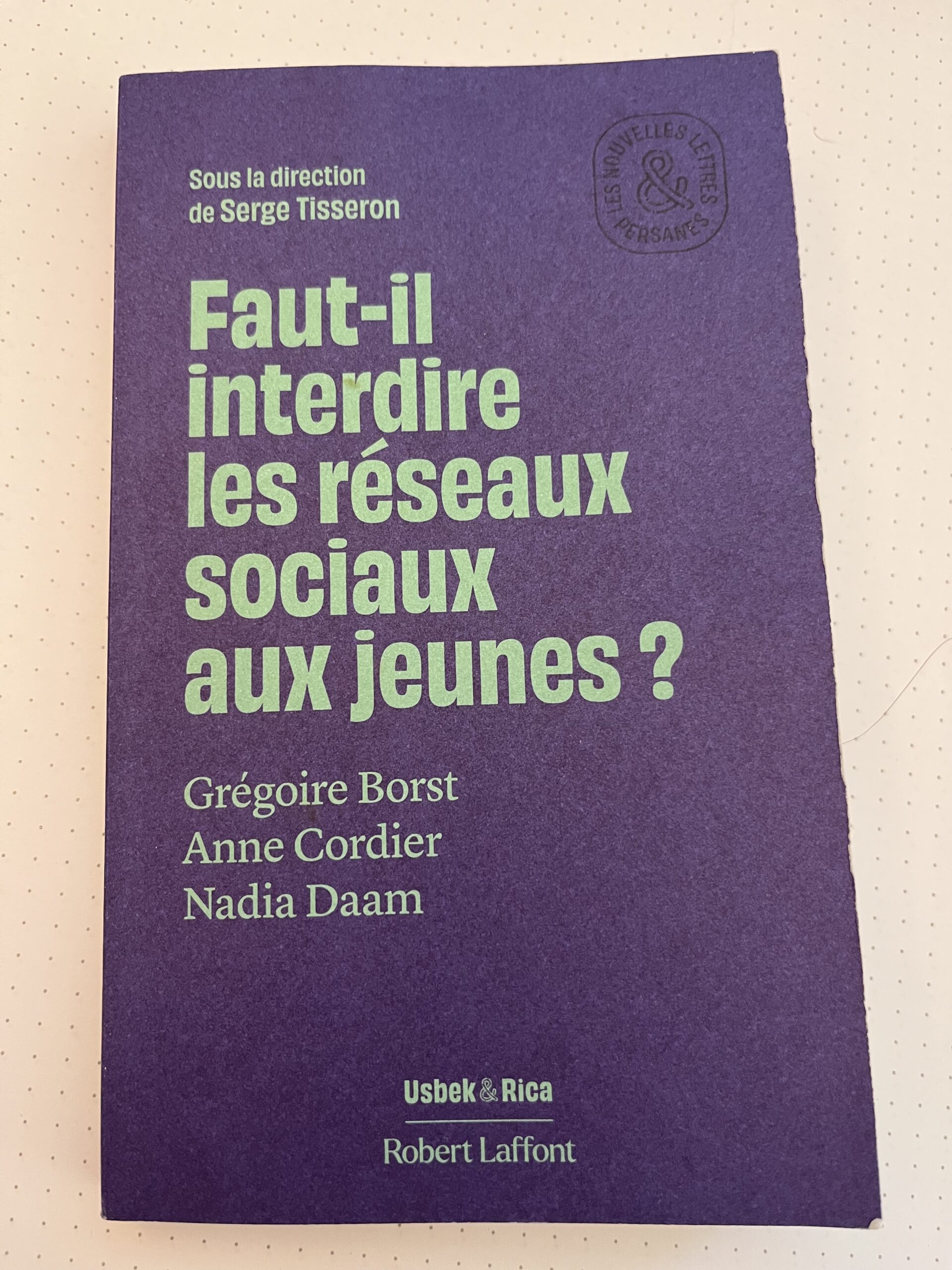 Couverture du livre « Faut-il interdire les réseaux sociaux aux jeunes ? » de Grégoire Borst, analyse scientifique de l’impact des écrans sur les adolescents